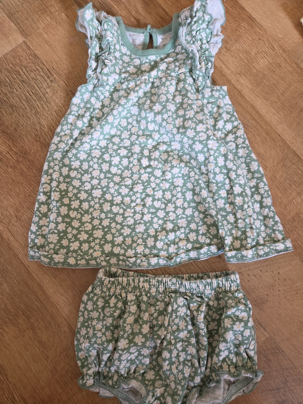 Old Navy Baby Girls Mixed Summer Romper, Onesies, Shorte & Dresses Lot - Picture 2 of 9